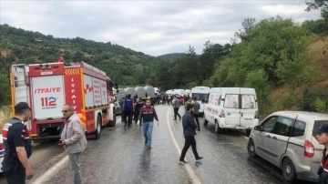 Balıkesir'de minibüs ile kamyon çarpıştı, 7 ad öldü, 11 ad yaralandı
