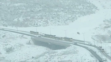 Başakşehir'de kar yağışı dolayısıyla İETT otobüsleri yolda kaldı