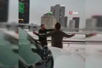Basın Ekspres Yolu'nda kar yağışı nedeniyle trafikte kalan vatandaşlar müzik açarak eğlendi