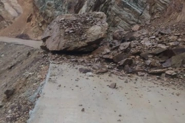 Batman’da dev kaya parçası köy yolunu ulaşıma kapattı