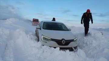Bayburt'ta kar ve tipi zımnında mahsur küsurat turistler kurtarıldı