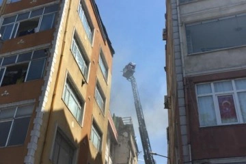 Bayrampaşa’da bir binanın çatı katı yangında küle döndü