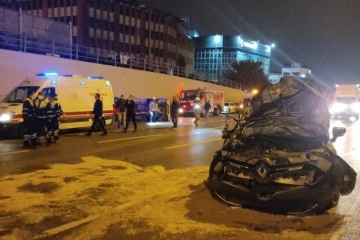 Bayrampaşa'da otomobilin çarptığı sebze yüklü kamyon devrildi: 2 yaralı