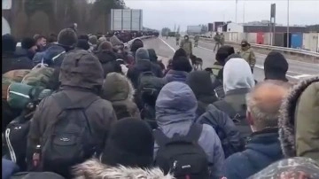 Belarus’ta hareketli birlikte ağır aksak muhacir grubu Polonya sınırına ilerliyor