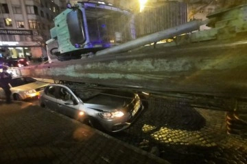 Beşiktaş’ta akılalmaz kaza, tırın taşıdığı vinç vasıtaların üzerine devrildi