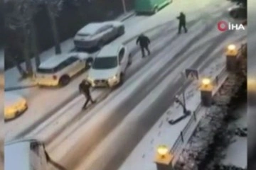 Beşiktaş’ta kayan araç yayalara çarptı, feci kaza kameraya yansıdı
