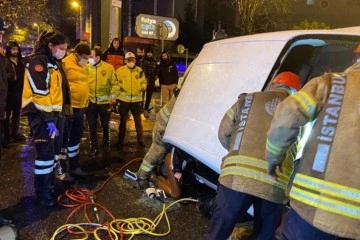 Beşiktaş’ta refüje çıkan otomobil yan yattı: 1’ ağır 2 yaralı