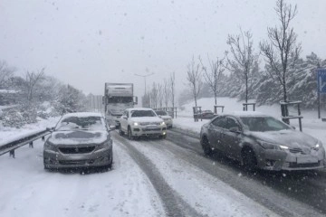 Beykoz'da kar yağışı...Sürücüler zor anlar yaşadı