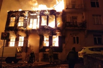 Beyoğlu'nda 2 katlı ahşap bina alev alev yandı: 2 yaralı
