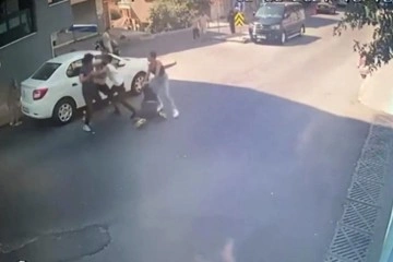 Beyoğlu'nda cadde ortasında bıçaklı kavga kamerada