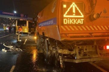 Beyoğlu’nda makas atan otomobil yol temizleme aracına çarptı: 2 yaralı