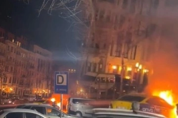 Beyoğlu’nda ticari taksinin alev alev yandığı anlar el telefonu kamerasında