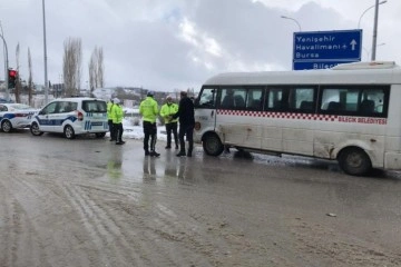 Bilecik'te yolcu minibüsü ile hafif ticari araç çarpıştı, 7 kişi yaralandı