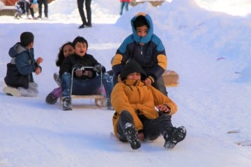 Bingöl’de 1 metreyi bulan kar çocuklara eğlence oldu