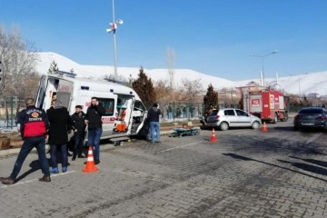 Bingöl’de ambulans ve otomobil çarpıştı: 5 yaralı