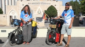 Bisikletle Asya turuna çıkan Alman sağlıkçı çift, Konya'da koyuverme verdi