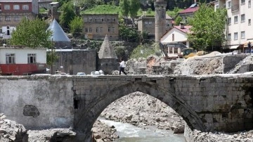 Bitlis Deresi'nin üstündeki yapıların yıkılmasıyla 8 zamanı köprü ortaya çıktı