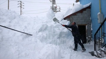 Bitlis'te karye sakinleri, karda açtıkları koridorlarla erişim sağlıyor