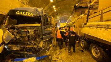 Bolu Dağı Tüneli'nde 18 otomobilin karıştığı müteselsil kazada 3'ü ağırbaşlı 17 ad yaralandı