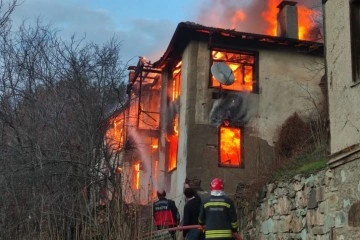 Bolu’da aynı kişiye ait 2 ahşap ev alev alev yandı