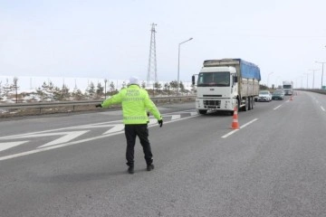 Bolu’da tır ve kamyonların İstanbul’a gidişine izin verilmiyor