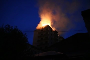 Boş apartmanın çatısı yandı, alevler geceyi aydınlattı