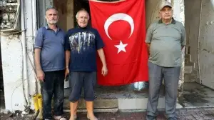 Bozkurt'ta selin vurduğu dükkanlara Türk bayrakları asılıyor