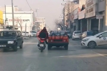 Bozulan otomobili motosiklet ile itti