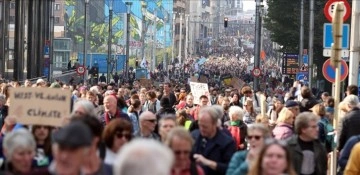 Brüksel'de binlerce ad Glasgow zirvesi öncesinde iklim değişikliği düşüncesince yürüdü