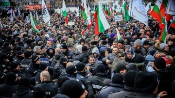 Bulgaristan'da Kovid-19 önlemlerini protesto edenlerle manşet ortada çatışma çıktı