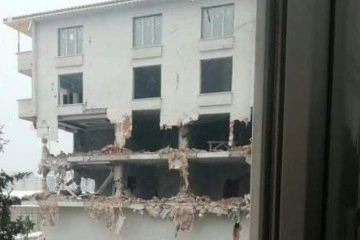 Bursa’da 4 katlı kaçak binanın yıkılma anı kameralara yansıdı