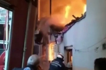 Bursa’da ahşap bina alev alev yandı