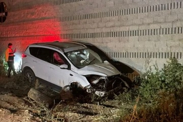 Bursa'da duvara çarparak kaza yaptı, kız arkadaşını bırakarak yaralı halde kaçtı