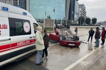 Bursa'da kayganlaşan yolda kontrolden çıkan otomobil takla attı