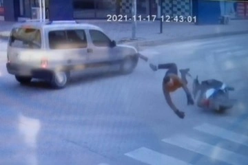 Bursa'da kaza geçiren bisiklet sürücüsünün havalandığı anlar kamerada