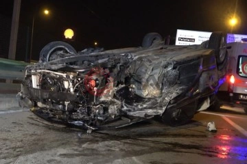 Bursa’da kontrolden çıkan otomobil aydınlatma direğine çarpıp takla attı : 3 ağır yaralı