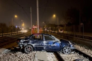 Bursa’da kontrolden çıkan otomobil metro raylarına girdi