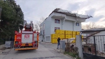 Bursa'da çıpa lodosta binalardan kopan parçalar araçlara dokunca verdi