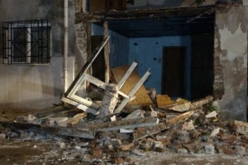 Bursa'da lodos hayatı felç etti: Binanın duvarı yıkıldı, ağaçlar metodları kapattı