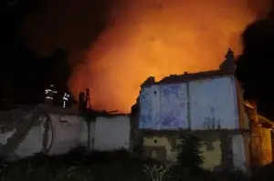 Bursa'da metruk bina alev alev yandı