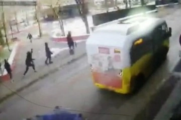 Bursa'da otobüse kartopu atan evlatları kovalayan otobüs şoförü bıçaklandı