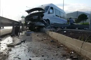 Bursa'da servis minibüsü kaza yaptı: 6 işçi yaralı