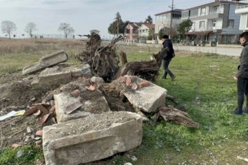 Bursa'da tarihi lahit parçalanmış halde yol kenarında bulundu