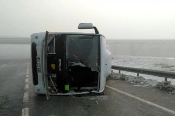 Buzlanma nedeniyle minibüs yan yattı, 10 polis yaralandı