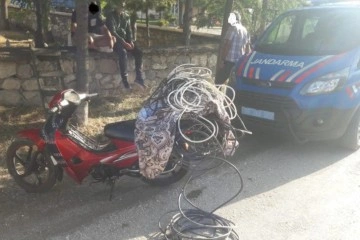 Çaldığı motosikletle kablo çaldı, sonrasında yakalandı