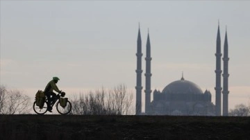 Camileri öncelemek düşüncesince Almanya'dan Türkiye'ye bisikletle geldi