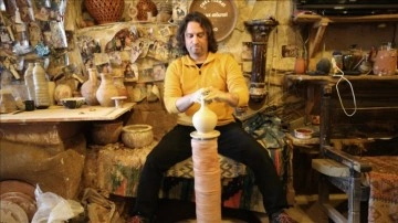 Çanak ustası, Anadolu'ya has eserlerini Uzak Doğu tekniğiyle pişiriyor