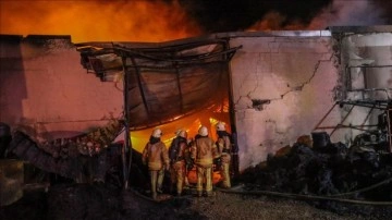 Çatalca'da müşterek fabrikada çıkan yangına itfaiye aracı aracı ekipleri engelleme ediyor