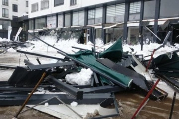 Çatıdan düşen kar kütleleri 4 işyerinin dış balkonunu yerle bir etti