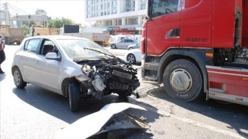 Çekmeköy'de 3 otomobilin karıştığı kaza zımnında trafik yoğunluğu oluştu